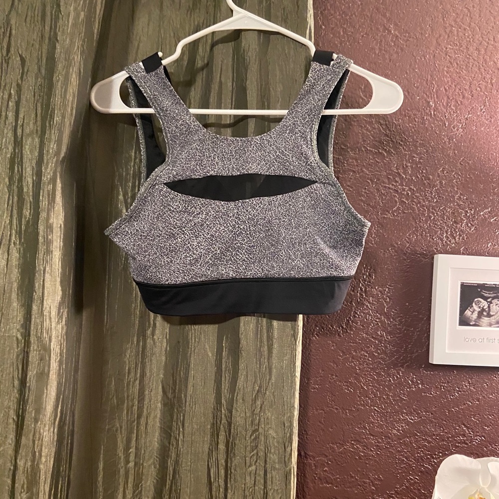 Lululemon sports bra size 8